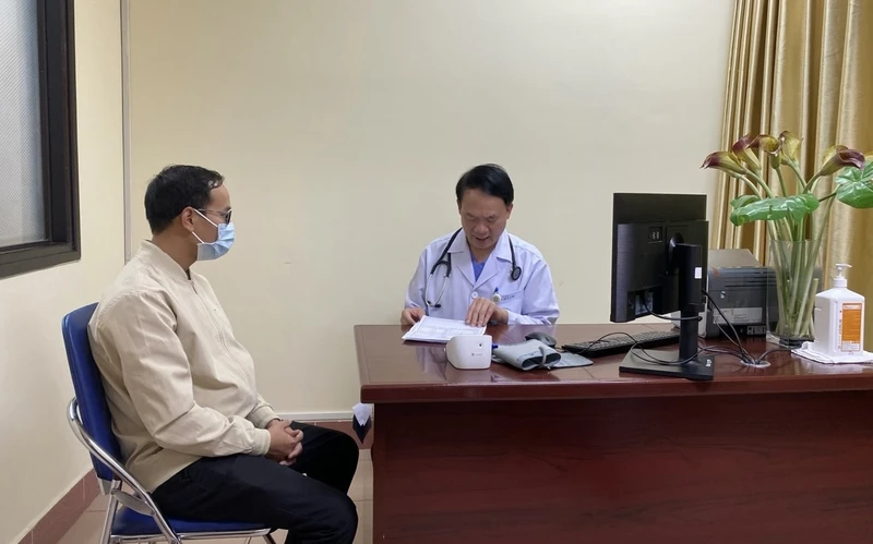 GS,TS Phạm Mạnh Hùng khám, tư vấn cho người bệnh tăng huyết áp.