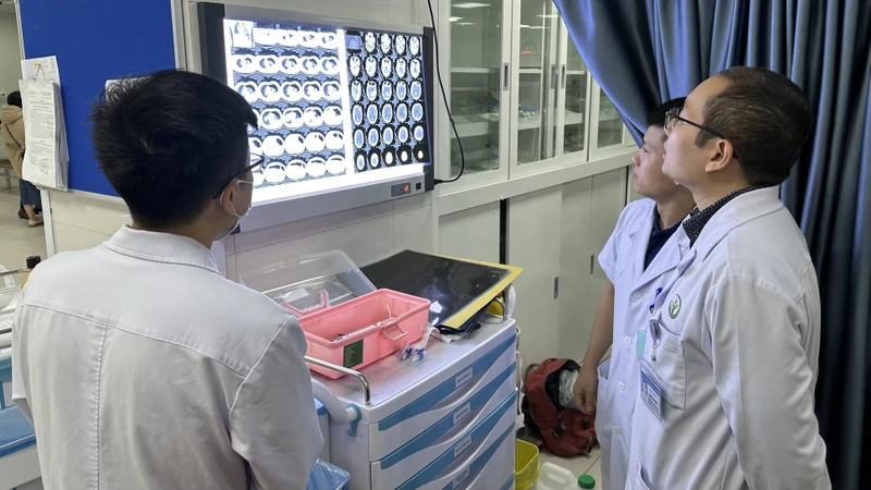Các bác sĩ tua trực ngày 13/2 tại Bệnh viện Hữu nghị Việt Đức đánh giá chấn thương của người bệnh trên kết quả cận lâm sàng
