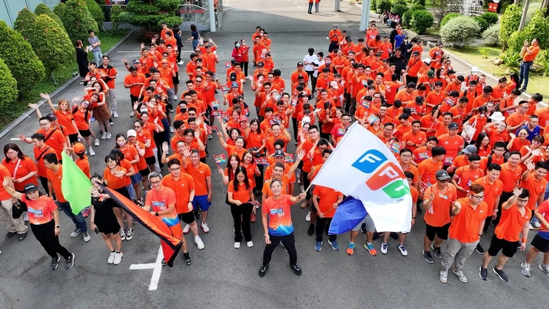 Cán bộ, nhân viên FPT cùng kick-off giải chạy Happy Run 2024.