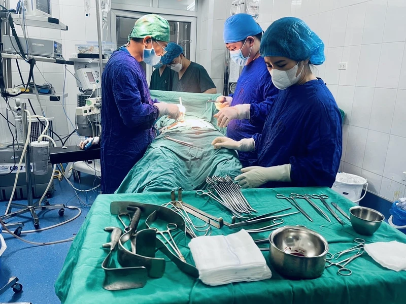Các bác sĩ đang thực hiện ca phẫu thuật.