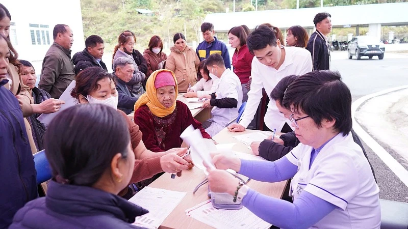 Các thầy thuốc triển khai thăm khám sức khoẻ cho người dân huyện Nậm Nhùn