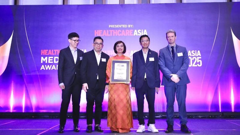 Đại diện FPT Long Châu thắng giải “Đổi mới sáng tạo của năm” tại Healthcare Asia Pharma Awards 2025.