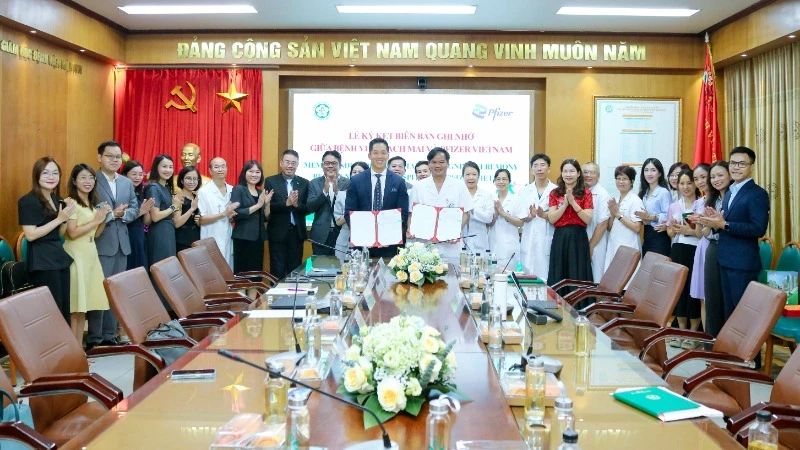 Buổi ký kết Biên bản ghi nhớ giữa Bệnh viện Bạch Mai và Pfizer Việt Nam.