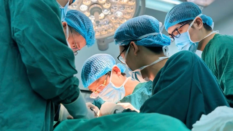 Các bác sĩ Bệnh viện Bệnh nhiệt đới Trung ương thực hiện ca vi phẫu cho người bệnh.