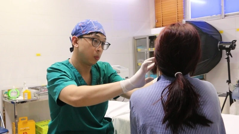 Bác sĩ khám, đánh giá biến chứng trên má cho người bệnh.