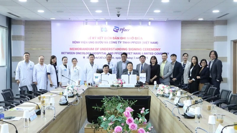 Đại diện Bệnh viện Ung Bướu TP Hồ Chí Minh và Pfizer Việt Nam ký kết Biên bản ghi nhớ hợp tác