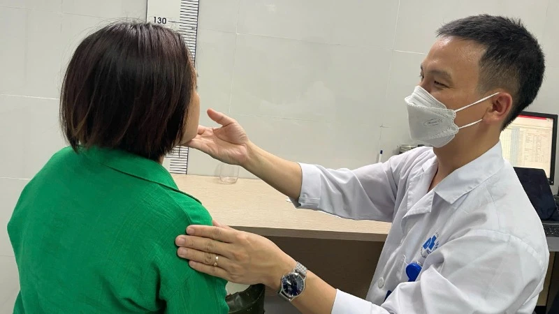 Bác sĩ Bệnh viện da liễu Trung ương tư vấn làm đẹp da cho người dân