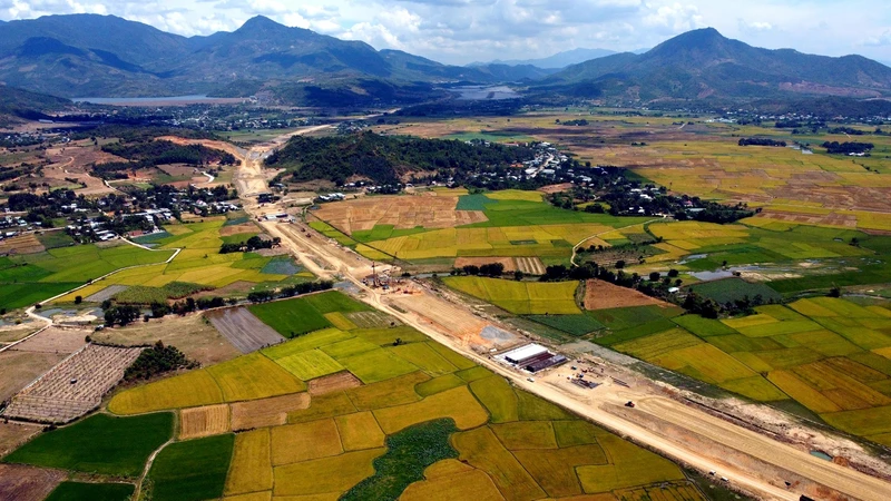 Hoàn thiện hệ thống chính sách đất đai sẽ phát huy vai trò nguồn lực này trong tiến trình phát triển đất nước. Trong ảnh: Dự án đường cao tốc bắc-nam đoạn Nha Trang-Cam Lâm (Khánh Hòa). Ảnh: Huy Hùng
