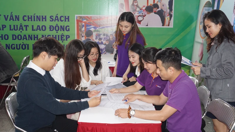Người lao động tìm hiểu những ngành nghề cần chuyên môn cao. Ảnh: VĂN HỌC