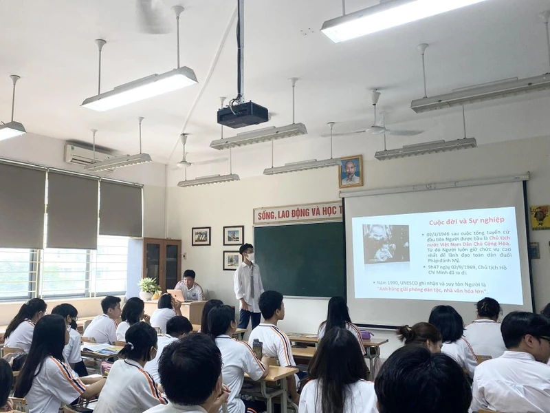 Các buổi học tìm hiểu về Đảng thu hút được sự quan tâm của nhiều học sinh trong trường. 