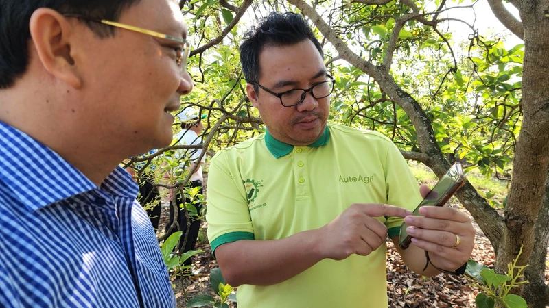 Giám đốc Nông trại Thiên Nông Bình Phước Đặng Dương Minh Hoàng (bên phải) mô tả về việc số hóa cây bơ. Ảnh: NVCC