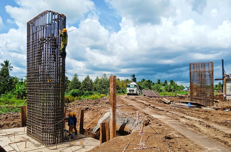 Thi công đường dẫn cao tốc Cần Thơ-Hậu Giang tại nút giao IC2 địa phận quận Cái Răng, TP Cần Thơ. Ảnh: Băng Lê 
