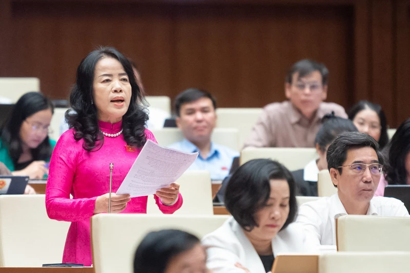 Đại biểu Quốc hội thành phố Đà Nẵng Nguyễn Thị Kim Thúy phát biểu ý kiến thảo luận về sách giáo khoa. Ảnh: Anh Sơn