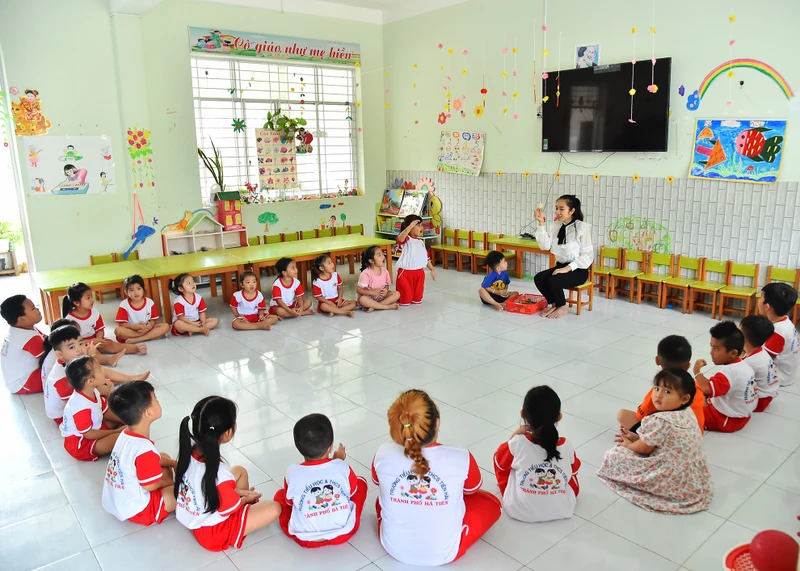 Giờ học của cô và trò lớp mầm non tại Trường tiểu học và Trung học cơ sở Tiên Hải (xã đảo biên giới Tiên Hải, TP Hà Tiên, tỉnh Kiên Giang). Ảnh: MỸ HÀ