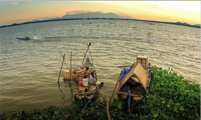 Mưu sinh mùa nước nổi ở Châu Đốc, An Giang. Ảnh: Lê Phương