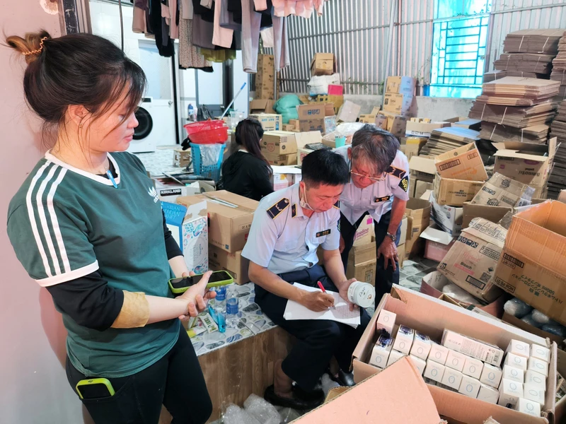 Cục Quản lý thị trường tỉnh Bà Rịa-Vũng Tàu kiểm tra, xử lý một cơ sở bán hàng không rõ nguồn gốc. Nguồn: Tổng cục quản lý thị trường