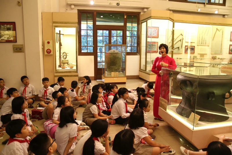 Học sinh tham gia buổi ngoại khóa tại Bảo tàng Lịch sử. Ảnh: KHIẾU MINH
