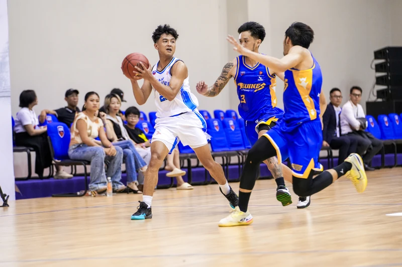 Hanoi Buffaloes (áo trắng) vất vả trước sự gan lì của “kèo dưới”. (Ảnh: VBA)
