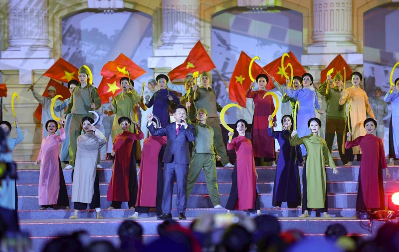 Kỷ niệm 95 năm Ngày thành lập Đảng Cộng sản Việt Nam (03/02/1930 - 03/02/2025), tối 3/2/2025, tại Quảng trường Cách mạng tháng Tám (Hà Nội), Bộ Văn hóa, Thể thao và Du lịch tổ chức Chương trình nghệ thuật đặc biệt "Mừng Đảng, mừng Xuân, mừng đất nước đổi mới” với chủ đề “95 năm - Ánh sáng soi đường”. Ảnh: TTXVN 