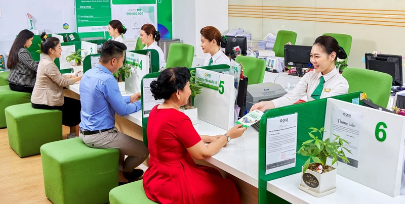 Các ngân hàng thương mại chủ động phát triển hàng loạt sản phẩm mới đi kèm dịch vụ hóa hỗ trợ nhằm nâng cao tính cạnh tranh. 