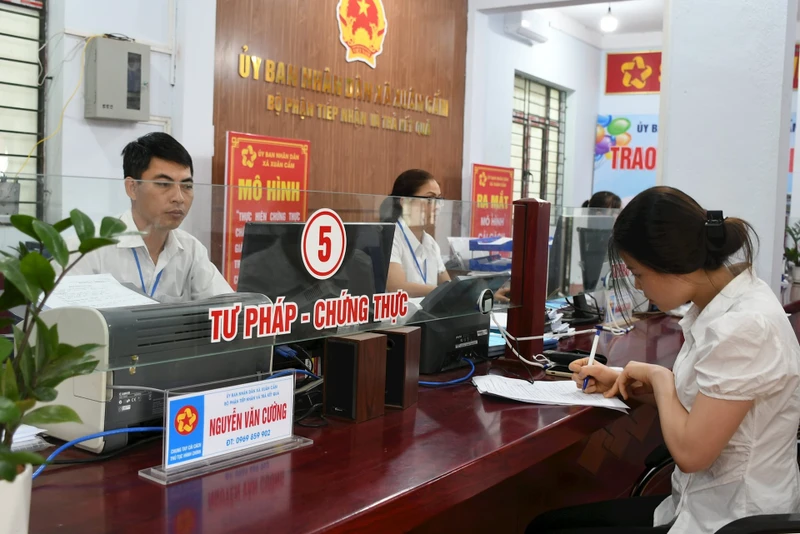 Người dân đến Ủy ban nhân dân xã Xuân Cẩm, huyện Hiệp Hòa (Bắc Giang) thực hiện thủ tục hành chính. Ảnh: VĂN HỌC
