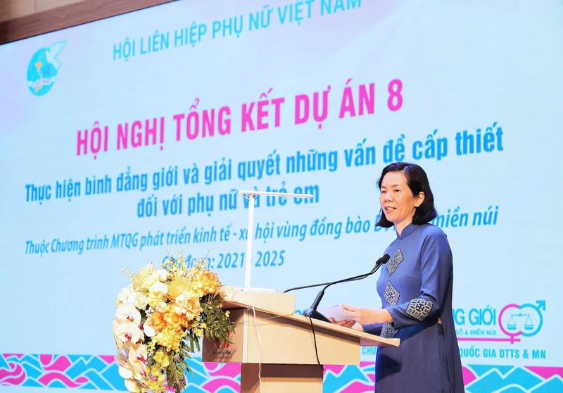 Bà Nguyễn Thị Minh Hương - Phó Chủ tịch Hội Liên hiệp Phụ nữ Việt Nam báo cáo tổng kết, đánh giá kết quả thực hiện Dự án 8 giai đoạn I. 