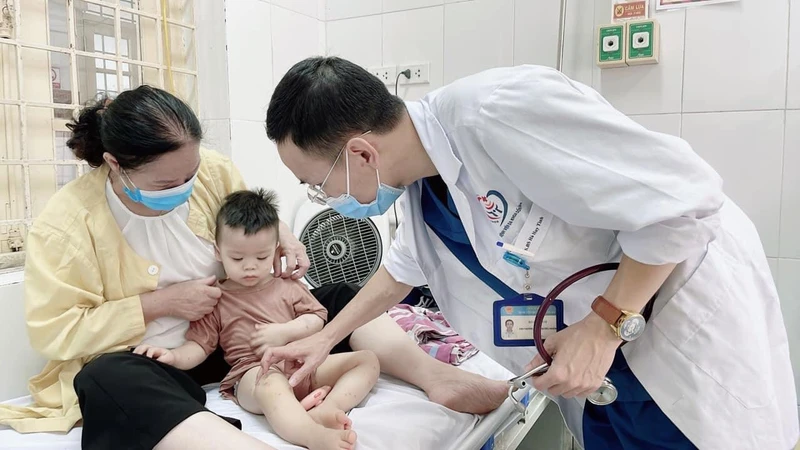 Phụ huynh và giáo viên cần chủ động phòng ngừa bệnh chân tay miệng ở trẻ (Ảnh Bác sĩ BV Đống Đa cung cấp).