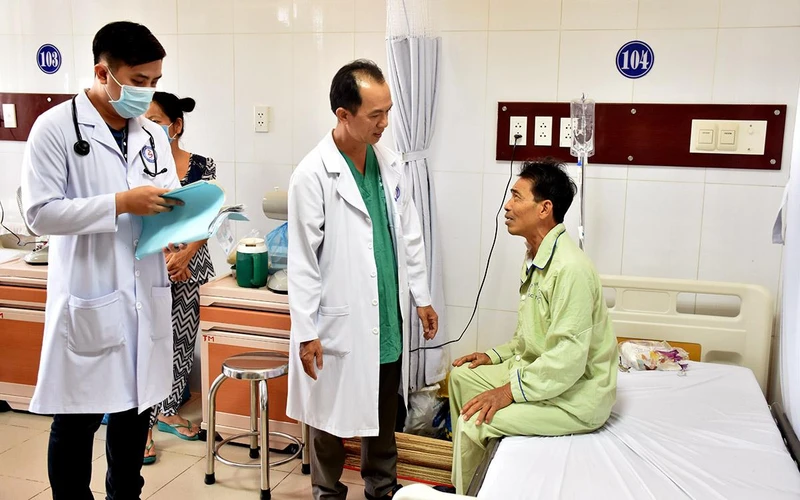 Bác sĩ Bệnh viện đa khoa Sóc Trăng thăm khám cho người bệnh.