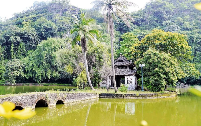 Thủy đình động Hoàng Xá đang trong tình trạng sắp sập.