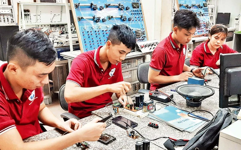 Sinh viên Trường cao đẳng Kỹ nghệ II, thành phố Thủ Đức (Thành phố Hồ Chí Minh) trong giờ thực hành. 
