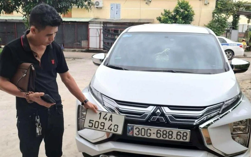 Lái xe và phương tiện sử dụng biển kiểm soát giả tại cơ quan Công an tỉnh Quảng Ninh. (Ảnh NGỌC QUYẾT)