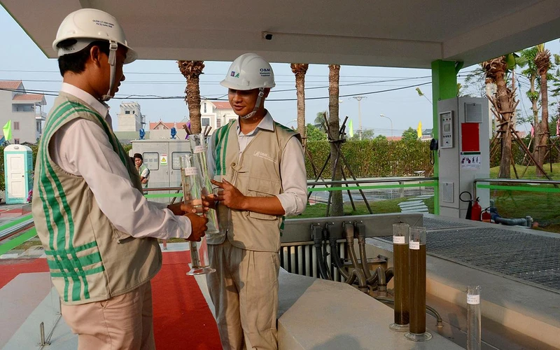 Kiểm tra mẫu nước thải sau xử lý tại Nhà máy xử lý nước thải làng nghề Cầu Ngà, huyện Hoài Ðức (Hà Nội). (Ảnh DUY ÐĂNG)