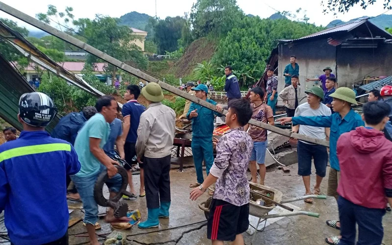 Người dân xã Yên Thành, huyện Quang Bình (Hà Giang) hỗ trợ các gia đình có nhà bị sập thu dọn đồ đạc đến nơi an toàn. (Ảnh KHÁNH TOÀN)