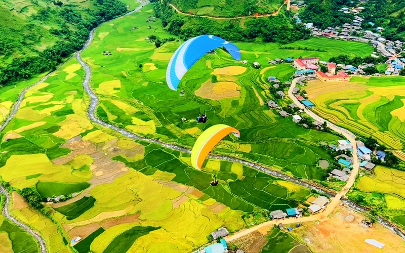 Khách du lịch tham gia bay dù lượn trên những ruộng bậc thang Mù Cang Chải.
