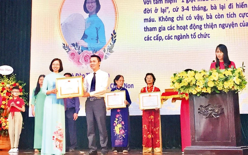 Tôn vinh các tấm gương người tốt, việc tốt trên địa bàn quận Hoàn Kiếm.