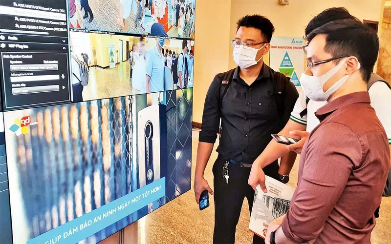 Giới thiệu các giải pháp chuyển đổi số, ứng dụng công nghệ 4.0 trong quản lý các cơ quan công vụ được trưng bày tại Thành phố Hồ Chí Minh. 