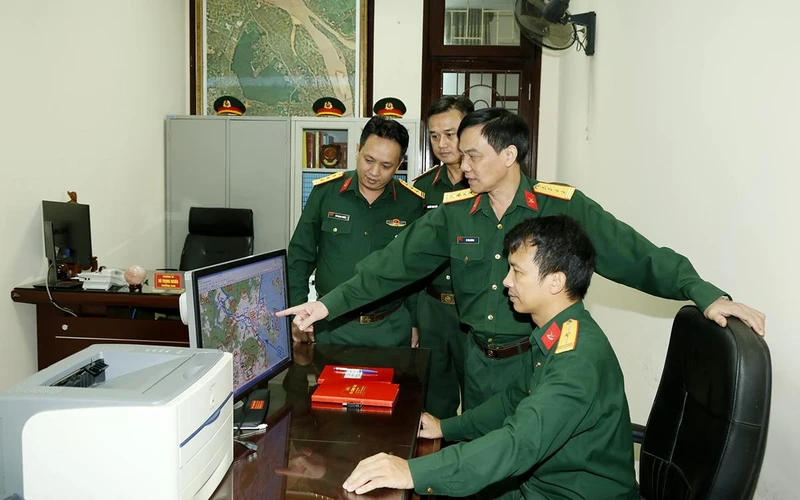 Cán bộ, nhân viên Bộ Tham mưu Tổng cục Hậu cần trao đổi kinh nghiệm trong áp dụng chuyển đổi số công tác tham mưu.