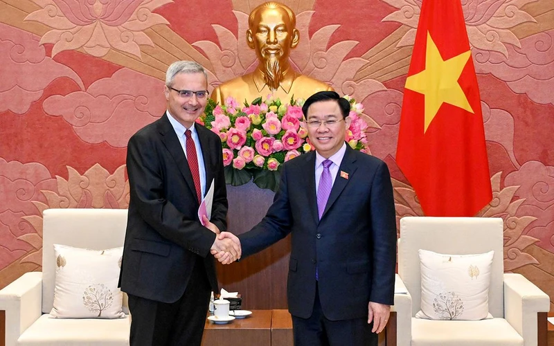 Chủ tịch Quốc hội Vương Ðình Huệ và Ðại sứ Pháp Nicolas Warnery tại buổi tiếp. (Ảnh DUY LINH)