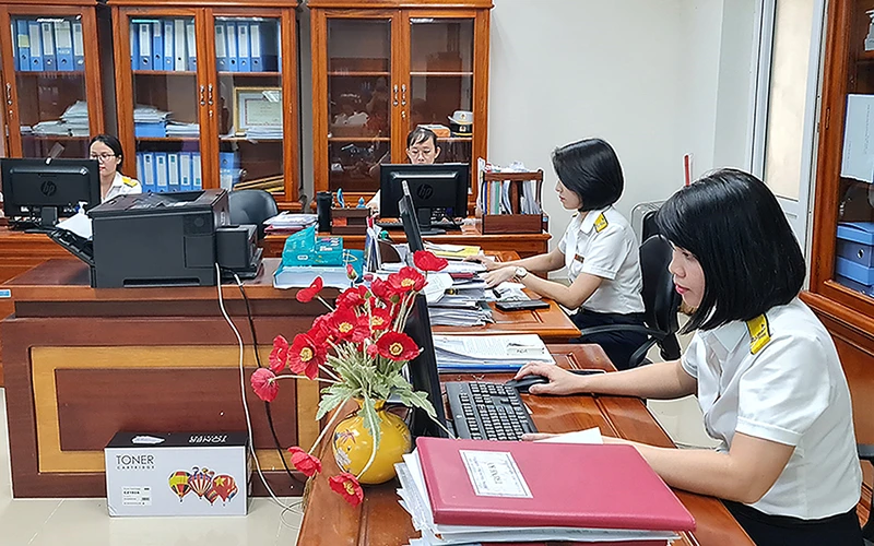 Cán bộ Phòng Thanh tra-Kiểm tra, Cục Thuế tỉnh Quảng Bình rà soát, thu thập thông tin các đối tượng kinh doanh thương mại điện tử. (Ảnh Lan Chi)