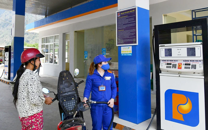 Một cửa hàng xăng dầu tại xã Tòng Ðậu, huyện Mai Châu, tỉnh Hòa Bình. (Ảnh minh hà)