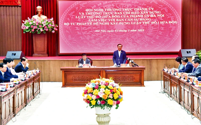Hội nghị giữa Thường trực Thành ủy và Thường trực Ban Chỉ đạo xây dựng Luật Thủ đô (sửa đổi) với Ban cán sự đảng Bộ Tư pháp về đề nghị xây dựng Luật Thủ đô (sửa đổi). (Ảnh DUY LINH)