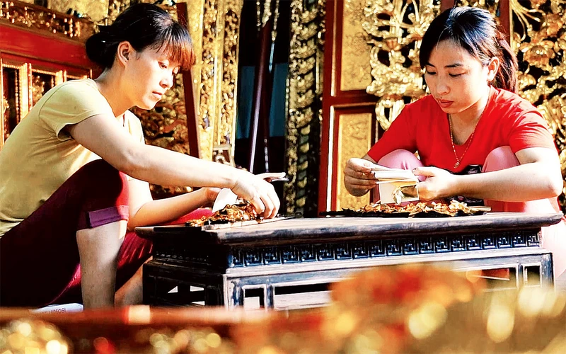 Nghệ nhân làng nghề Hạ Thái chế tác sản phẩm thủ công mỹ nghệ.