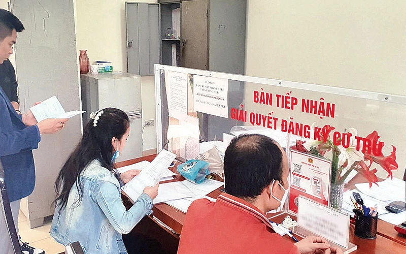 Lãnh đạo Sở Giáo dục và Ðào tạo Hà Nội yêu cầu tạm dừng xác nhận thông tin cư trú đối với học sinh chuyển cấp năm học 2023-2024 để chờ hướng dẫn mới. (Ảnh QUANG PHONG)