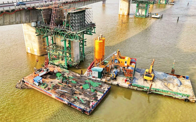 Dự án cầu Vĩnh Tuy giai đoạn 2 đang được các đơn vị khẩn trương thi công. (Ảnh TUẤN ANH)