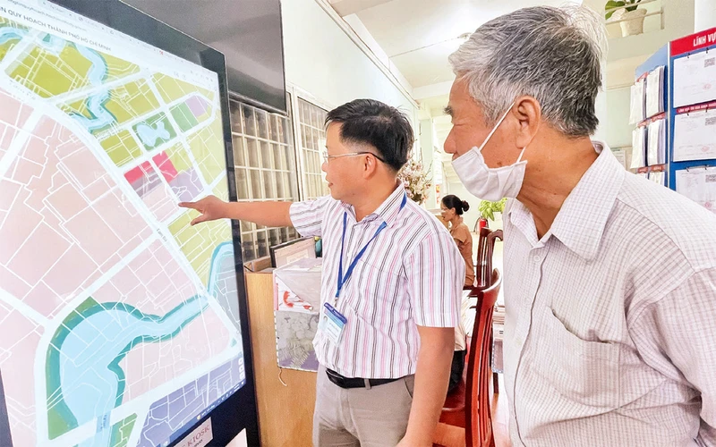 Lãnh đạo phường Trường Thạnh giới thiệu Kiosk màn hình cảm ứng giúp người dân tương tác trực tiếp các thông tin và dịch vụ công trên Cổng thông tin điện tử của phường.
