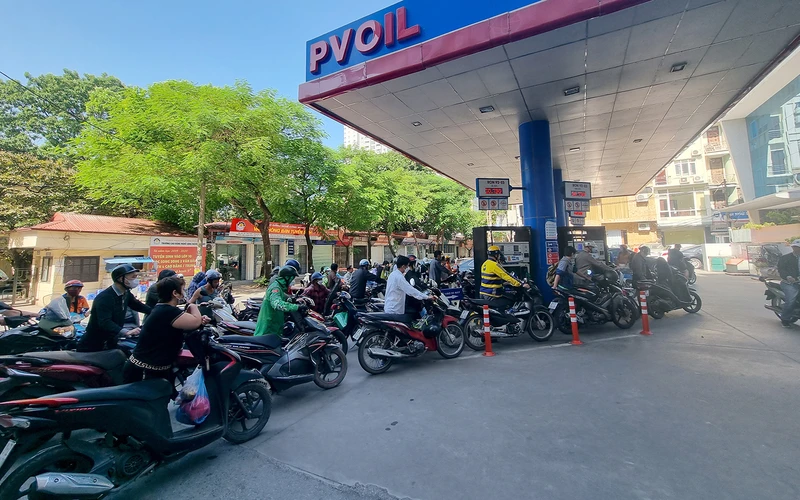 Người dân xếp hàng dài tại cây xăng PVOil Thái Thịnh (phố Thái Thịnh, quận Ðống Ða, Hà Nội).