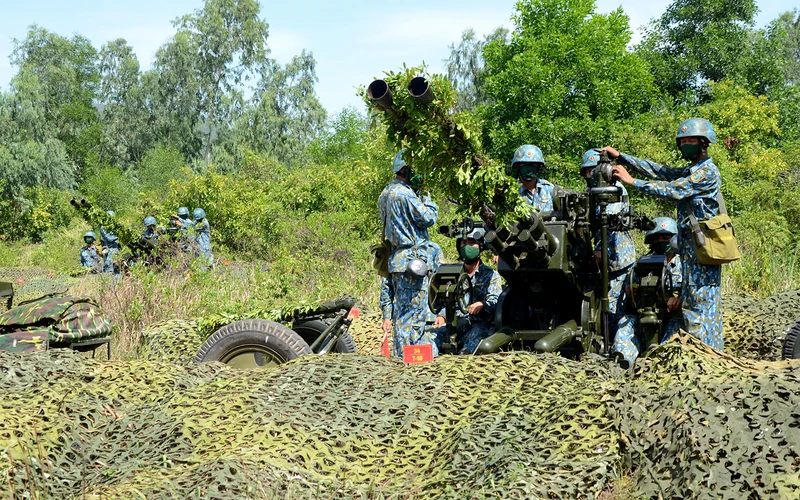 Bộ đội Trung đoàn 224 (Ðoàn Tô Vĩnh Diện), Sư đoàn Phòng không 375 (Quân chủng Phòng không-Không quân) luyện tập phương án sẵn sàng chiến đấu.