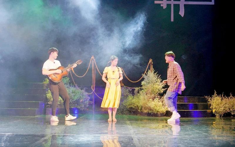 Cảnh trong vở nhạc kịch Trại hoa vàng của Nhà hát Tuổi trẻ.