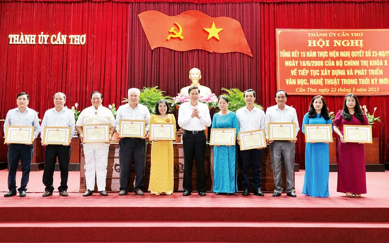 Lãnh đạo thành phố Cần Thơ tặng Bằng khen cho 10 tập thể có thành tích xuất sắc trong thực hiện Nghị quyết số 23-NQ/TW.