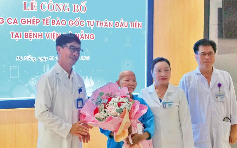 Ban Giám đốc Bệnh viện Ðà Nẵng và ê-kíp tặng hoa chúc mừng bệnh nhân Lê Thị C. sau thành công của ca tế bào gốc tự thân.